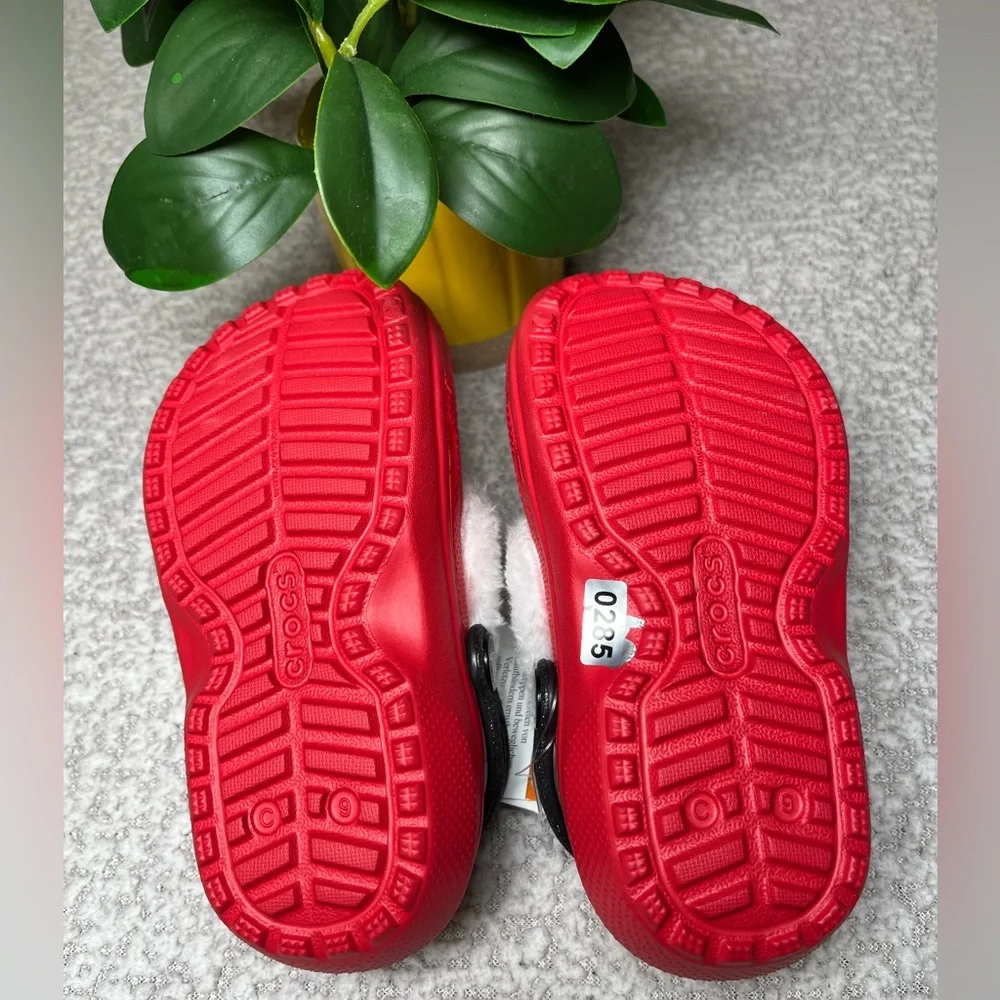 NWT Crocs Kids C9 Classic Lined Holiday Santa Clog Red Buckle Back Strap
